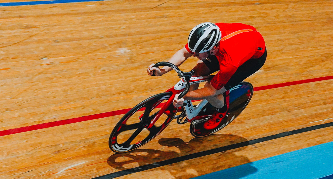 Olympiaheld stellt im Velodrom von Derby eine neue Radsportlinie mit HUUB vor