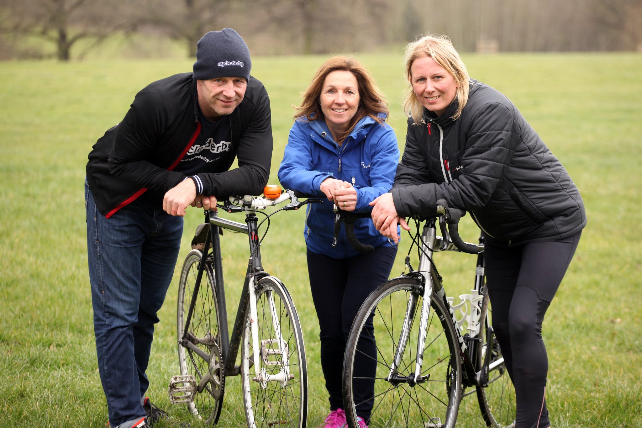 Radsportler rüsten sich für die Derby Spring Sportive Challenge