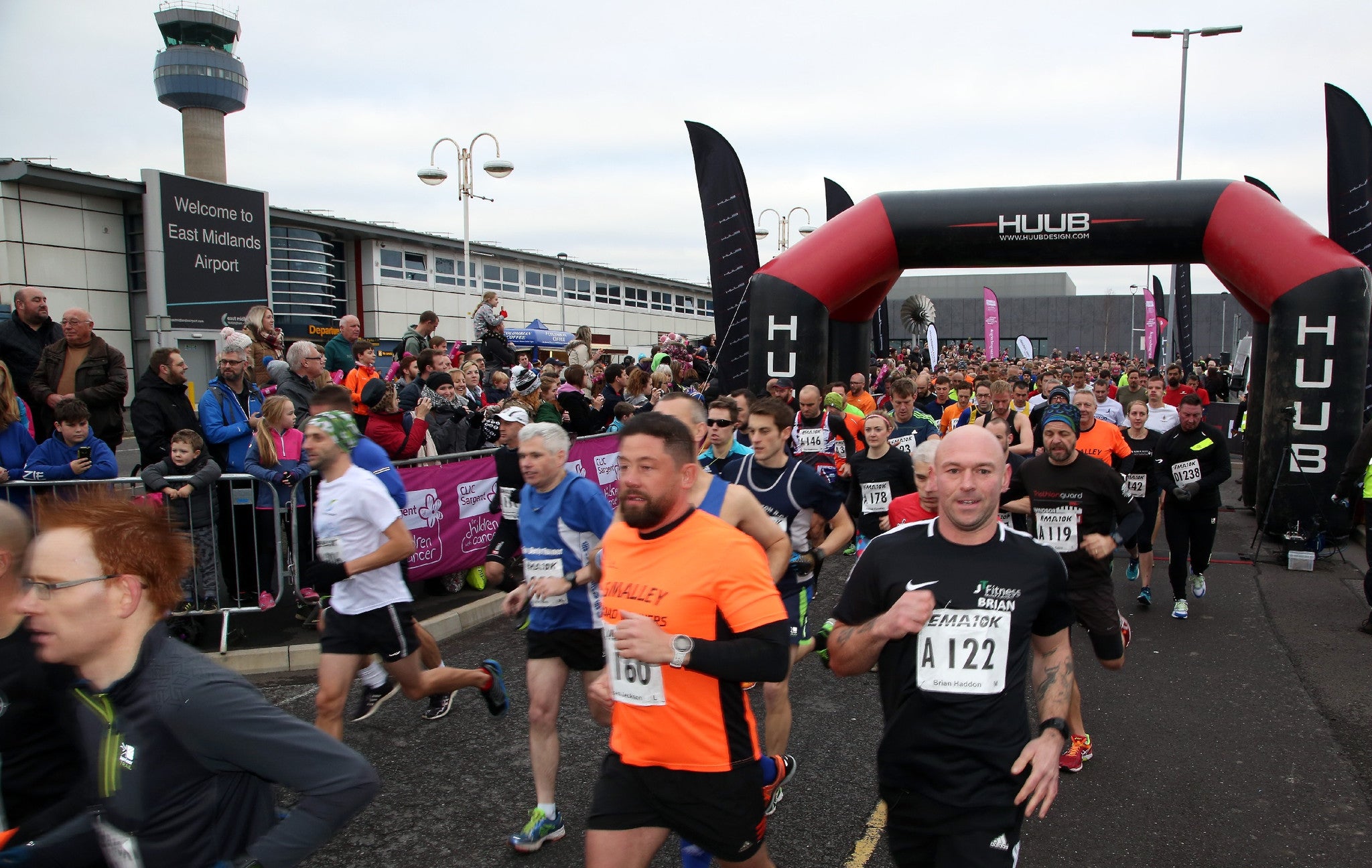 Lokale Läufer nehmen an einzigartigem East Midlands Airport Event teil