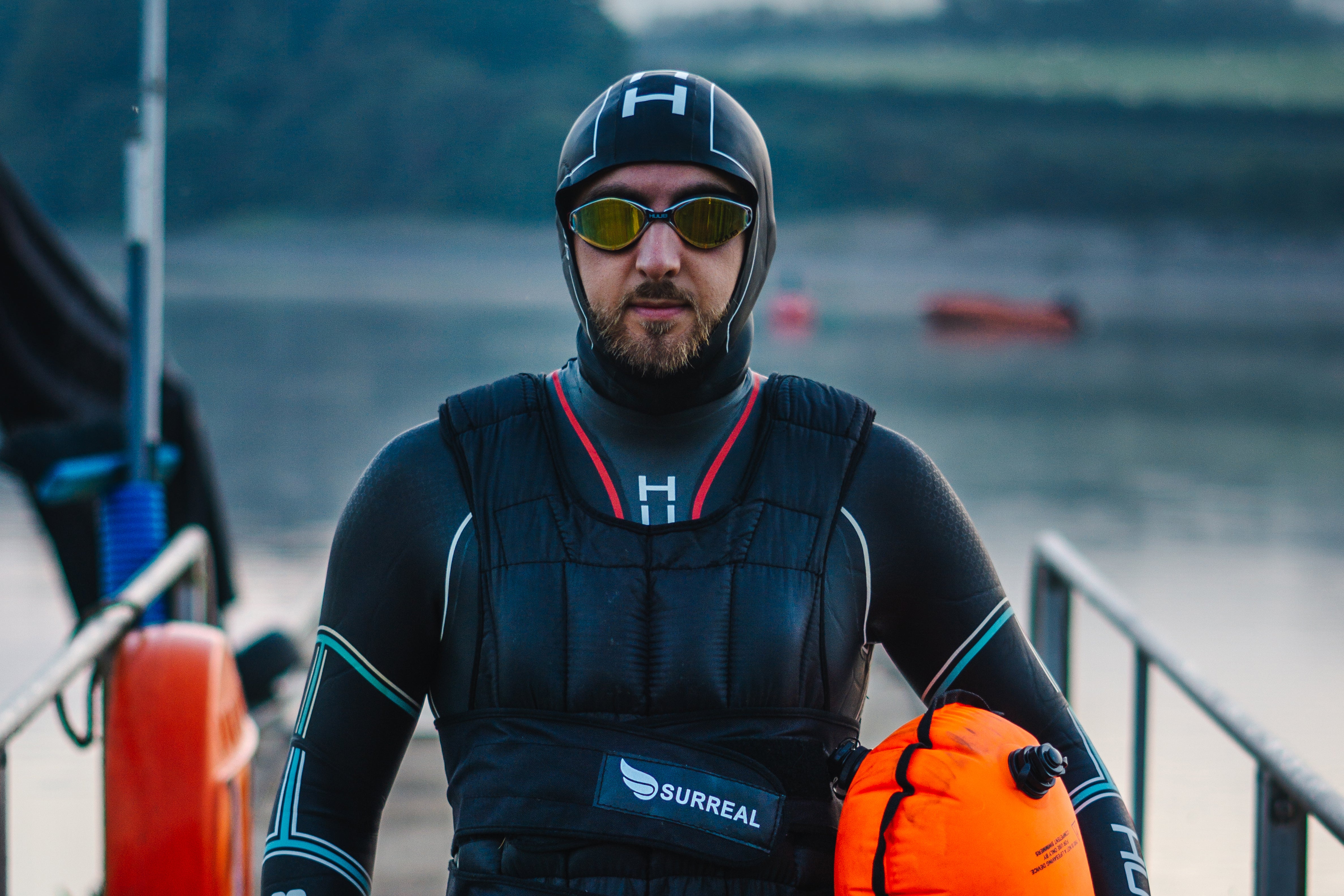 Der britische Abenteurer Isaac Kenyon absolviert die weltweit erste Ironman-Herausforderung mit einer 15 kg schweren Gewichtsweste